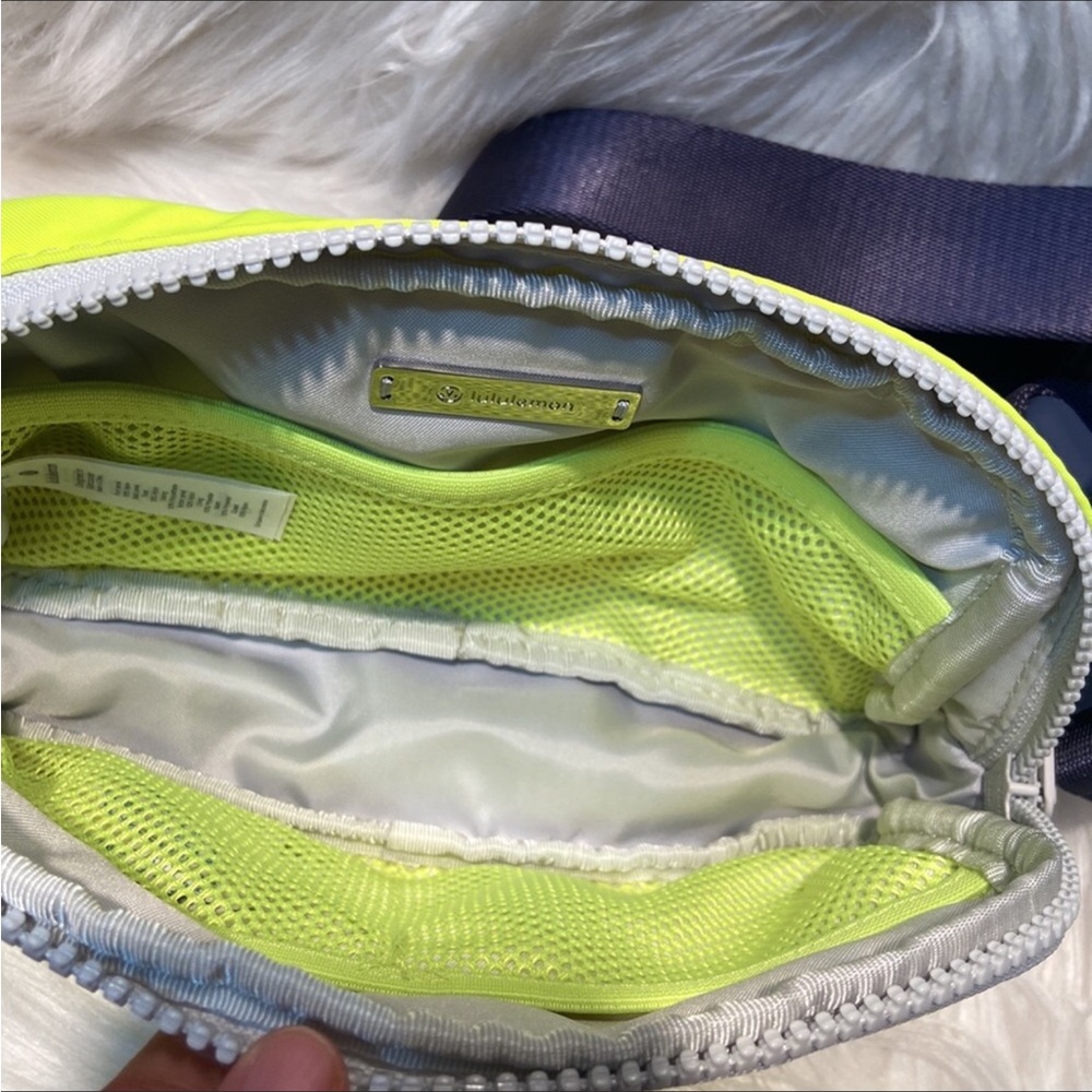 Lululemon Everywhere Belt Bag - Picture 4 of 14